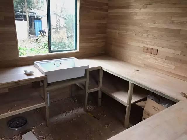 90后帅哥花3000元爆改出租屋后，又买了个破院子