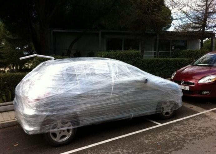 宝马车主停车被堵直接叫挪车,一辆车霸占两个公共车位