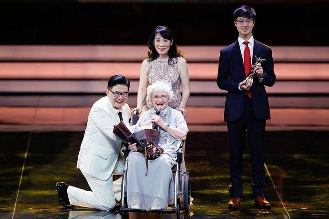 她是绝代美人,从影40余年演绎50多个形象,一生却只爱一个人