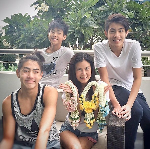 泰国母亲节，来看看泰星与母亲的有爱照片吧！