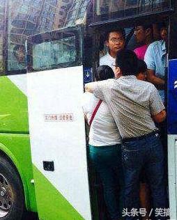 关于足球搞笑段子,搞笑的段子一脚高来一脚低