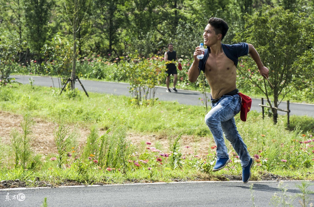 健步走时膝盖是直还是弯,健步走与慢跑哪个伤膝盖