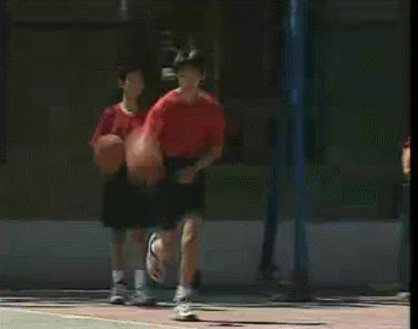 篮球初学者必须进行的行进间基础运球训练