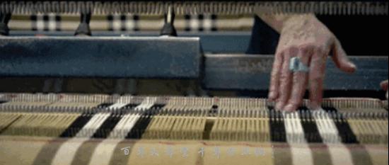 围巾围住头发,很冷围上围巾就不冷了