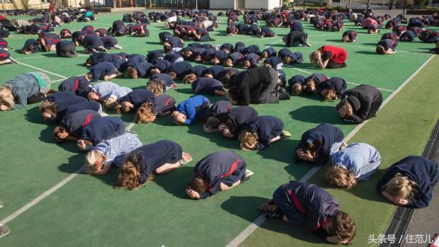 地震发生时安全的逃生方法100字,高楼发生地震时正确的逃生方法是