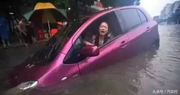 汽车水淹了怎么自救,汽车被淹怎么打开门