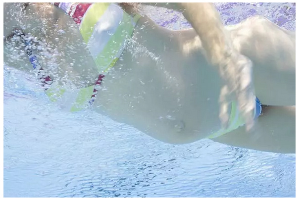 孕妇刚怀孕游泳好不好,孕妇建议游泳吗