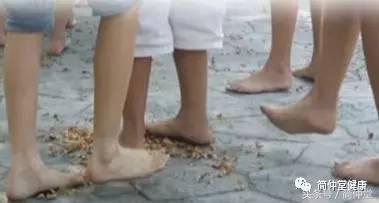 光脚快走锻炼有好处吗,光脚走路对衰老有用吗