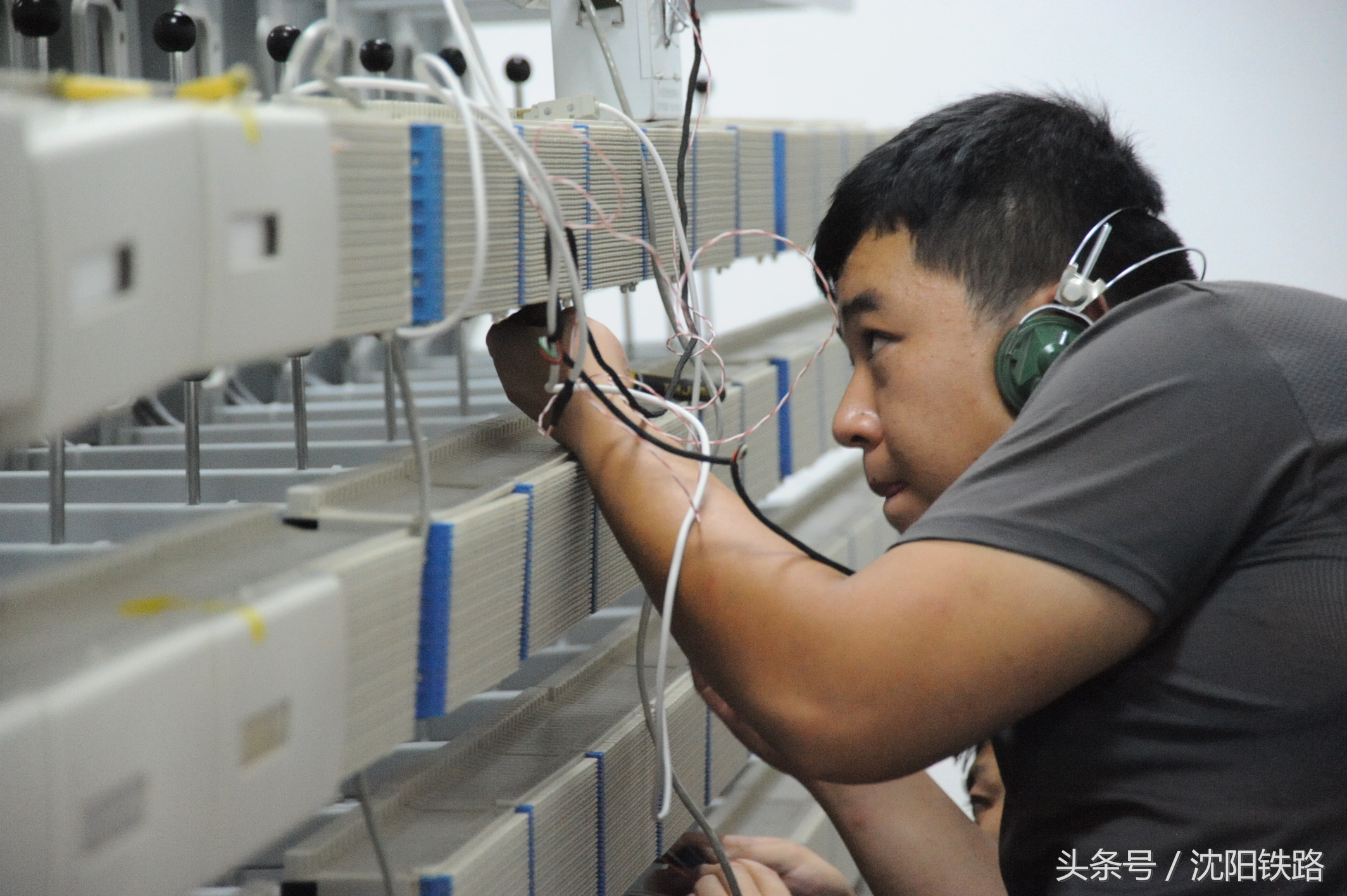 亲们在使用电话沟通联系的时候，是否知道为了铁路电话的畅通，有一伙人在机房里蛮拼滴！