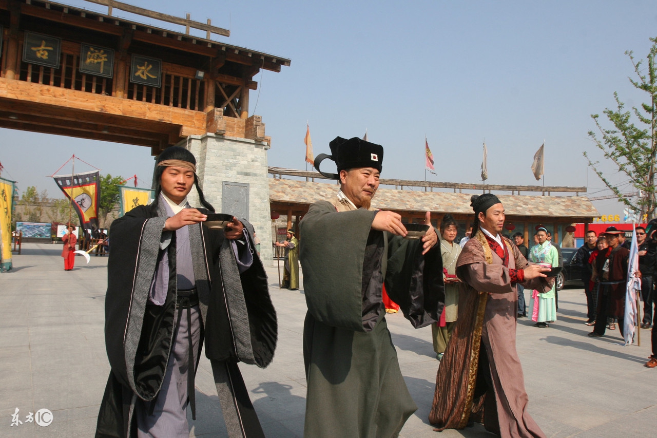 统领执意挽留师傅巧言推托终究胳膊拧不过大腿