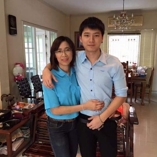 泰国母亲节，来看看泰星与母亲的有爱照片吧！