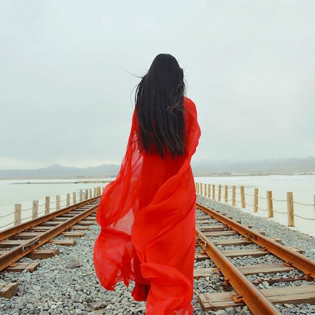 美丽丝巾搭配气质穿搭美出高级感,丝巾怎么搭配才显得更年轻时尚