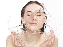 怎样洗脸又白又嫩又不长皱纹,有皱纹的女人洗脸教你一个好方法