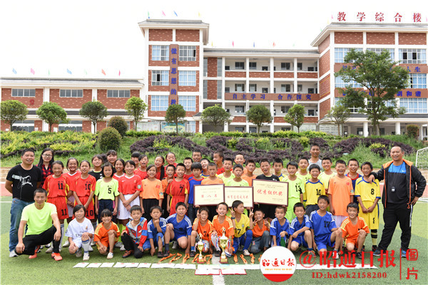 小学足球队挺进全市8强,组队打进全国总决赛
