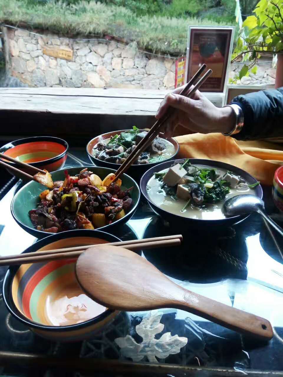 大理人在香格里拉：儿子女儿都上大学了，工作简单轻松当生活