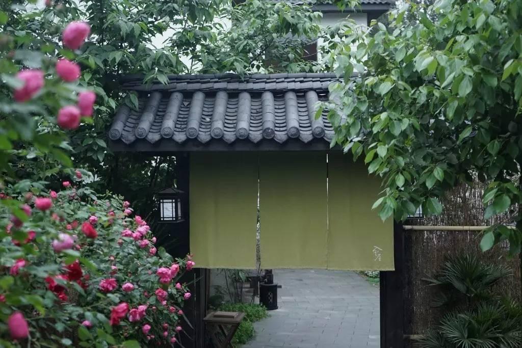 90后帅哥花3000元爆改出租屋后，又买了个破院子