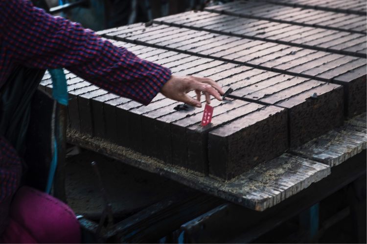 近距离了解砖窑厂烧制砖块的秘密
