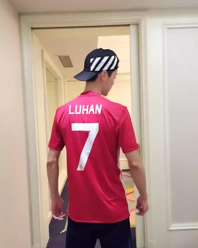 迷妹们都爱买爱豆代言的产品表忠心,这双暂时买不到的鞋先来了解