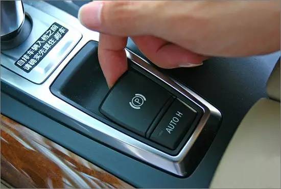 刹车失灵别紧张,刹车失灵也别慌用这招能保命