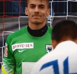 关于足球搞笑段子,搞笑的段子一脚高来一脚低