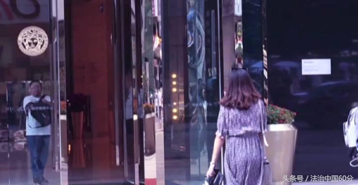 女子花28000买假茅台商家拒绝退换,江苏一女子买2000元包连续退款