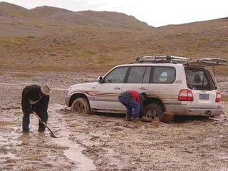 汽车陷进泥坑里怎么出来,车子陷进泥里教你一招解决问题