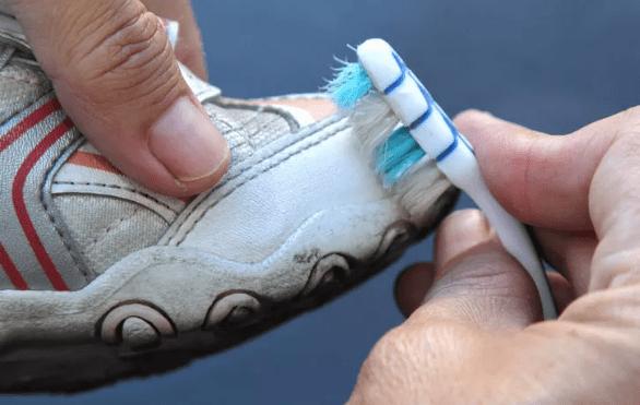 小白鞋发黄怎么快速变白色,小白鞋发黄怎么办教你一招就搞定