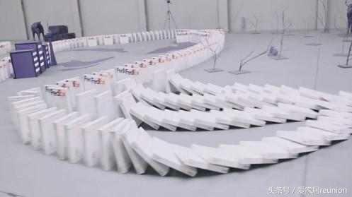 多米诺骨牌与多米诺的区别,为什么多米诺骨牌叫多米诺