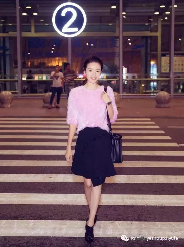 明星尬拍名场面,明星机场撞柱子尬舞