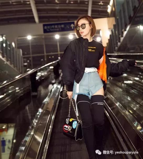 明星尬拍名场面,明星机场撞柱子尬舞