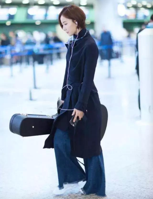 明星尬拍名场面,明星机场撞柱子尬舞