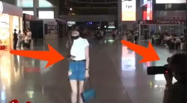 明星尬拍名场面,明星机场撞柱子尬舞