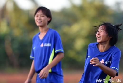 这只拿了世界冠军的少女足球队,最想踢出自己的命运