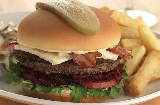 加拿大小费是给服务员的吗,加拿大小费可以用美元付吗