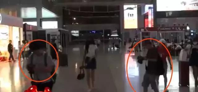 明星尬拍名场面,明星机场撞柱子尬舞