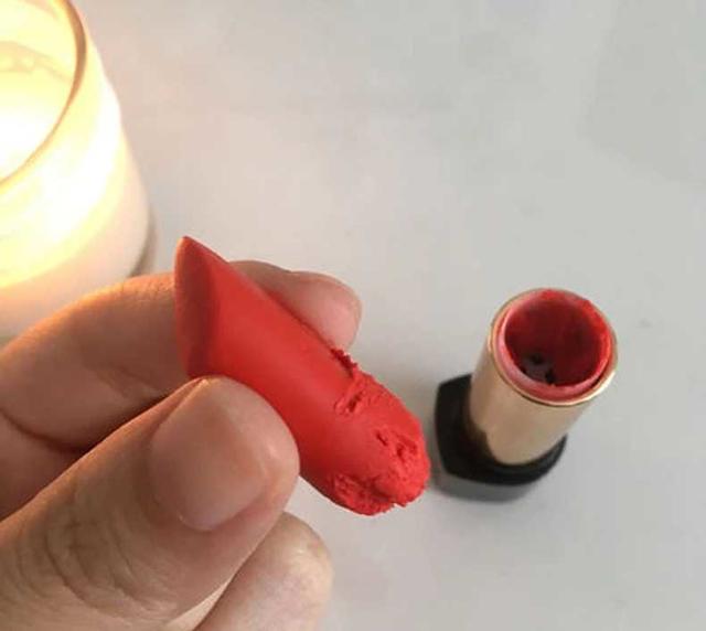 无心弄断女友唇膏，小伙连夜加工瞒天过海