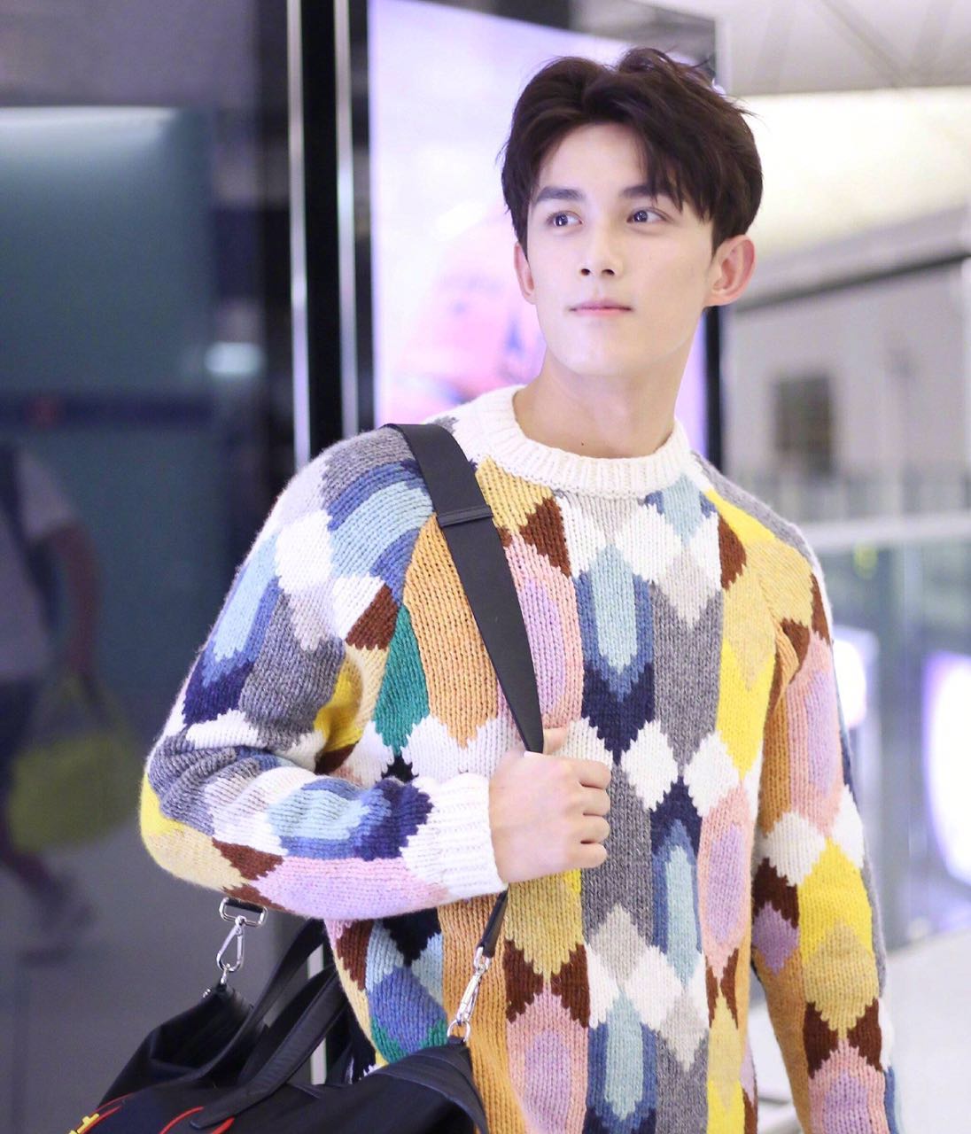 吴磊帅气撩人照 (吴磊少年阳光帅气)