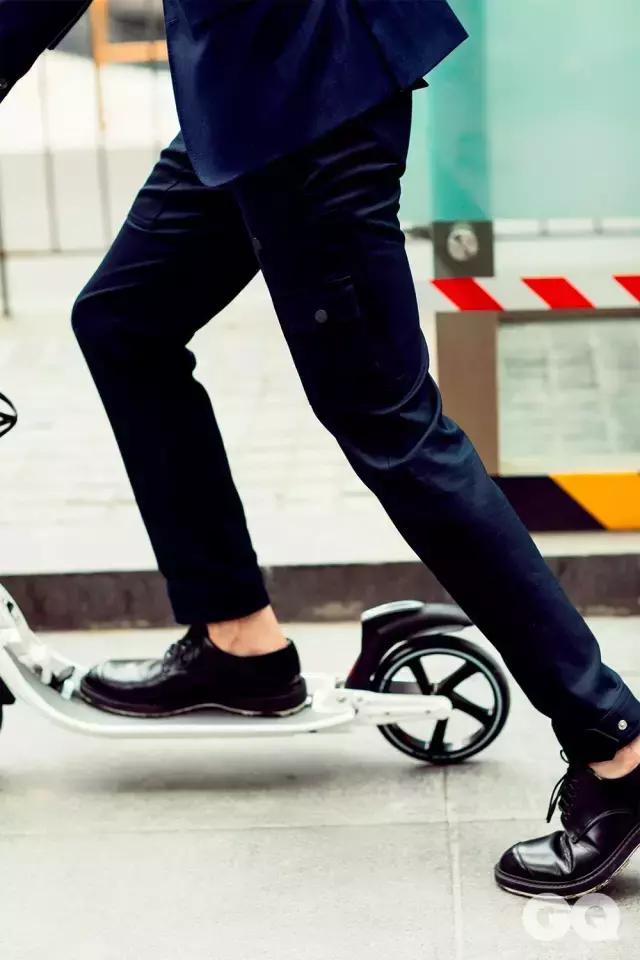 你在单车上看风景，别人却都在笑话你