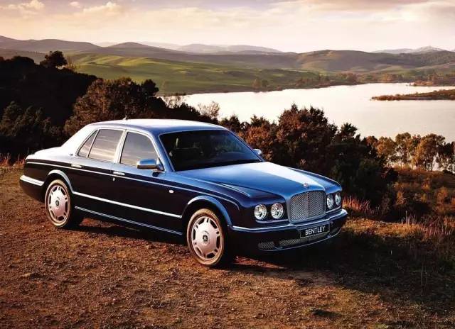 为什么吉利车标很像宾利,宾利车标竟然是不对称的