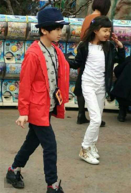 张亮天天抱猫照,张亮一家四口旅游视频