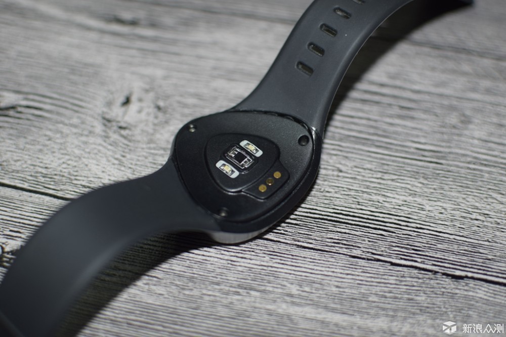 可穿戴产品智能手环两款,小米手环智能穿戴