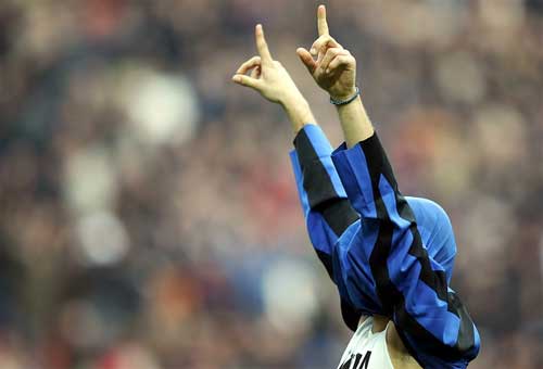 中国男孩40岁了，为挚爱国米降薪3/4，天才一生被伤病摧毁