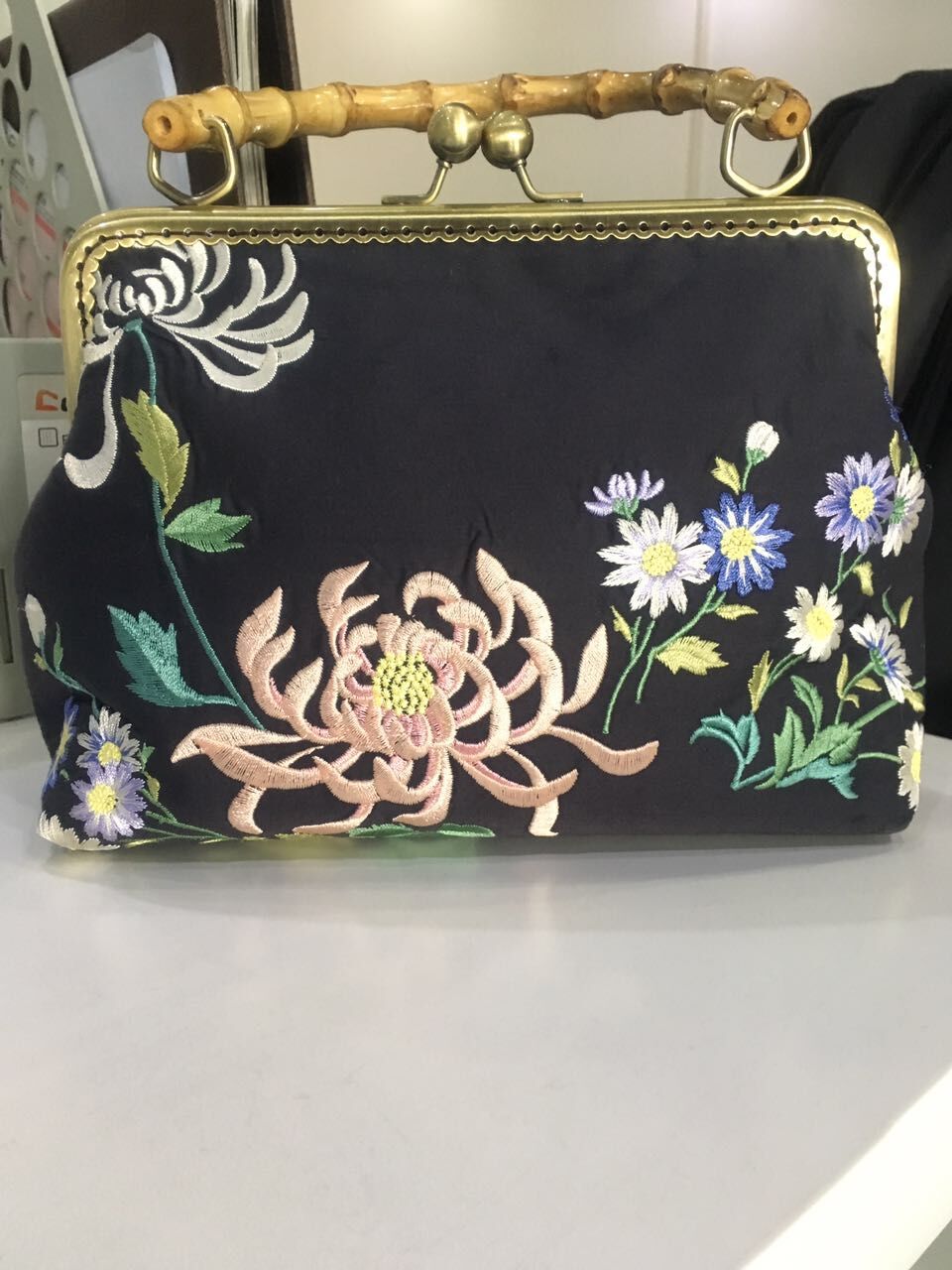 说到做到,小编iPhoneSE开箱,iPhone去哪买?