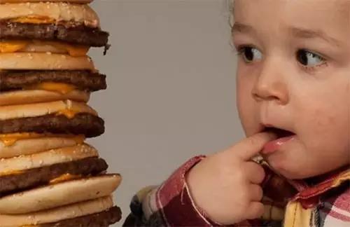 早上起来拉大便发黑发绿,宝宝大便发绿发黑是怎么回事