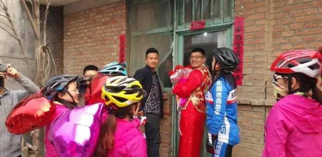 东阿小伙结婚,淮南小伙骑自行车接亲
