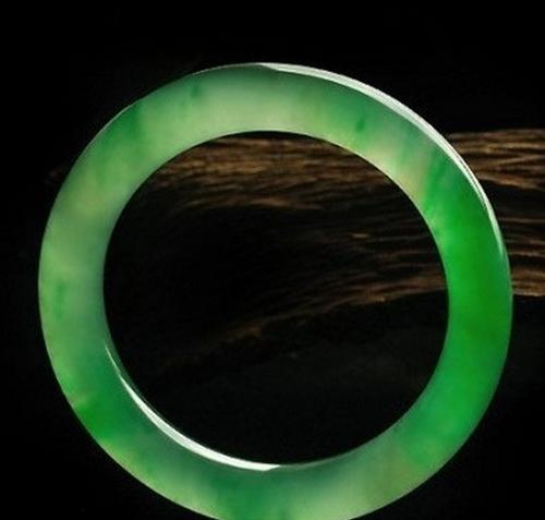 有裂纹的翡翠手镯能戴吗,翡翠手镯摔了一个裂纹没断