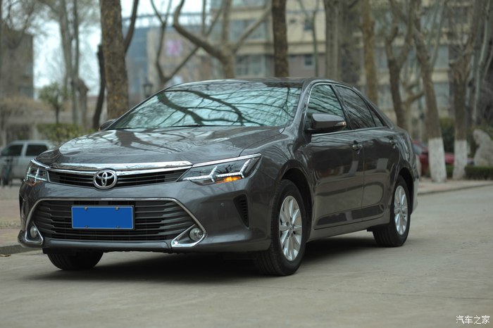 2015年凯美瑞2.5顶配旗舰版,空间大省油15万轿车