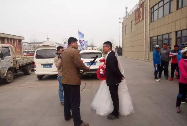 东阿小伙结婚,淮南小伙骑自行车接亲