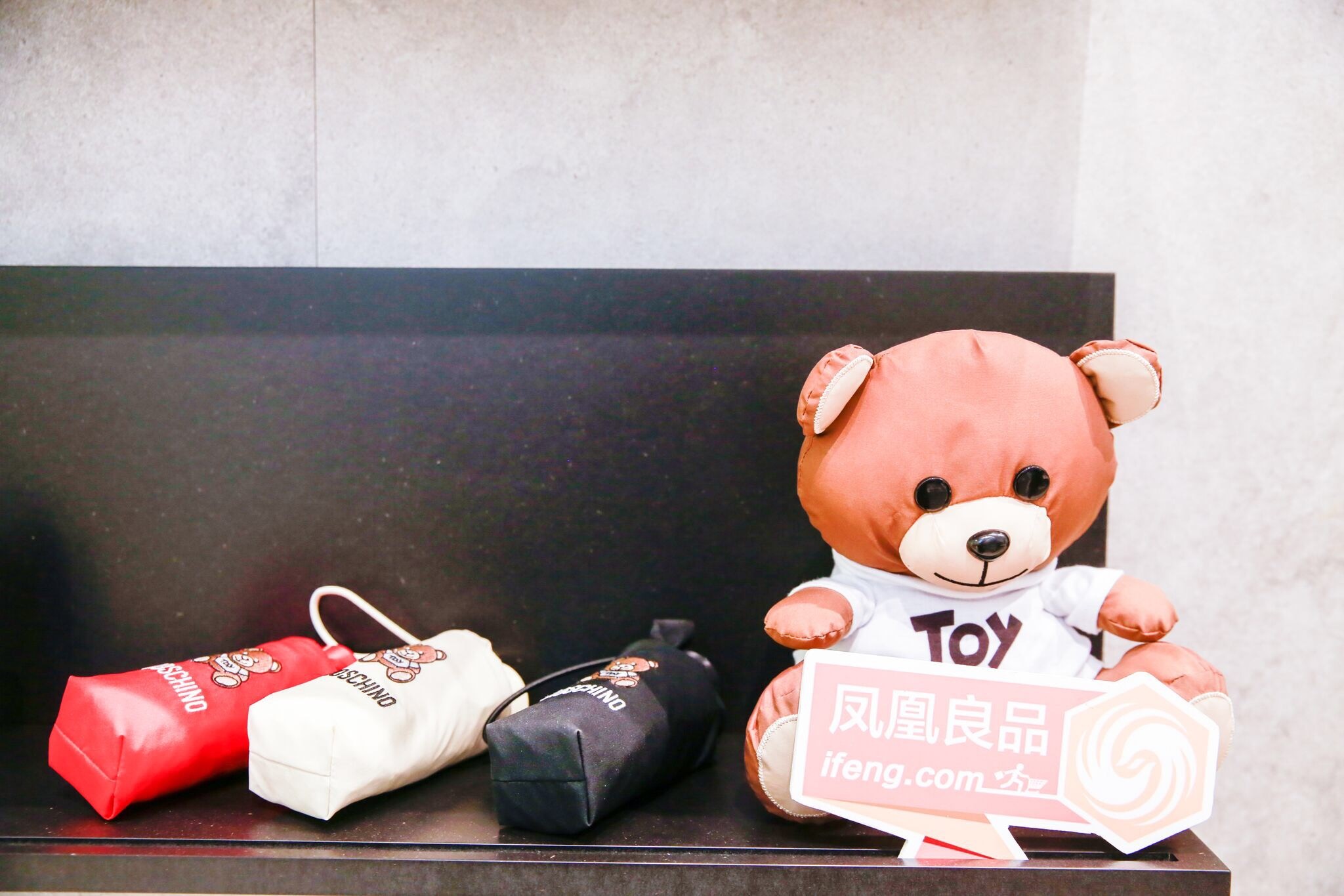 逛翻时装周之米兰站博主把最新款Moschino手机壳给你带回来了！