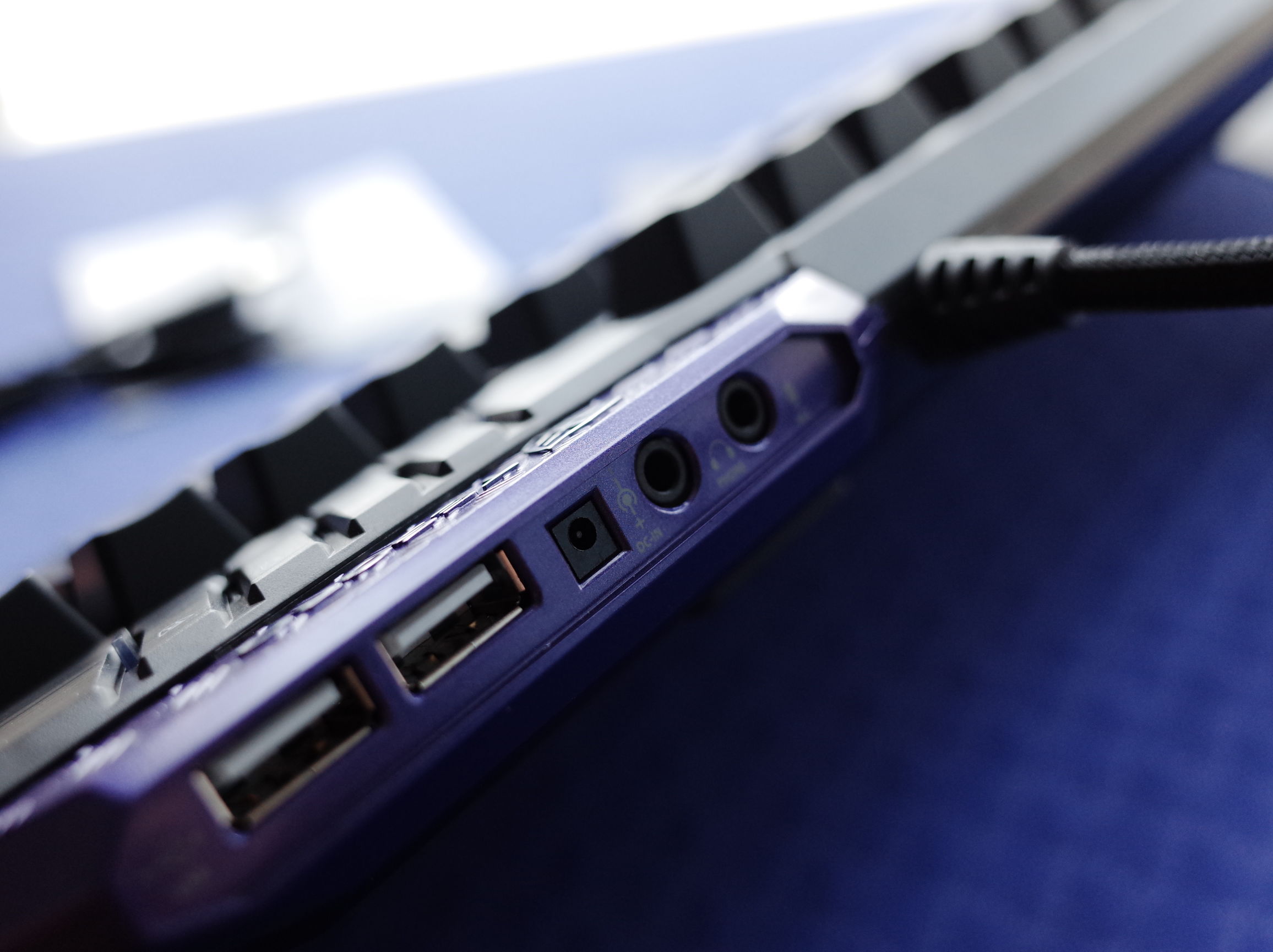 在屋里打乒乓球,在房间打乒乓球